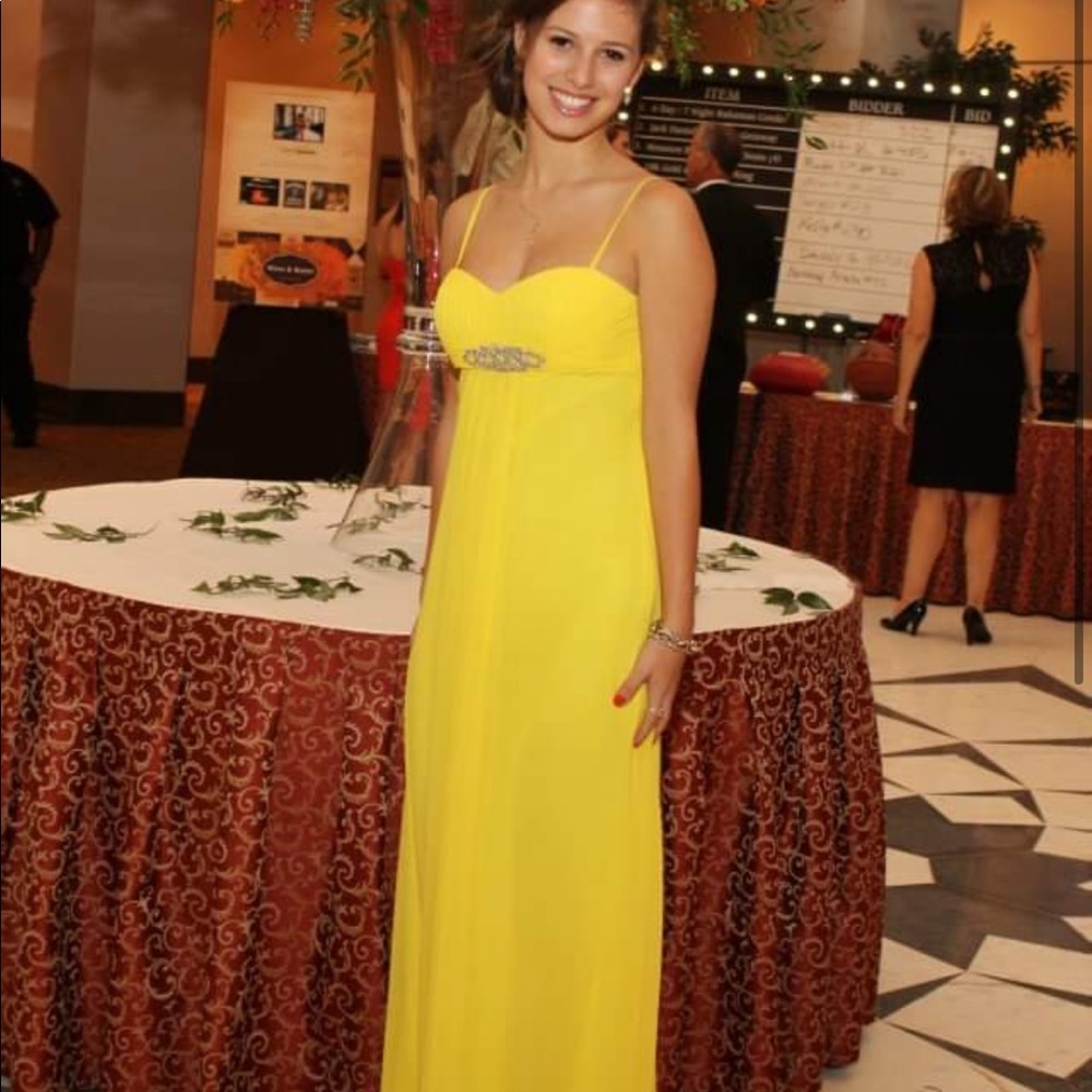 Yellow gown, spaghetti straps, size 2 but fits 2-4, I’m 5’3 and it is perfect